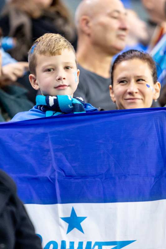 «Все в наших цветах»: болельщики на матче «Зенит»—«Локомотив»