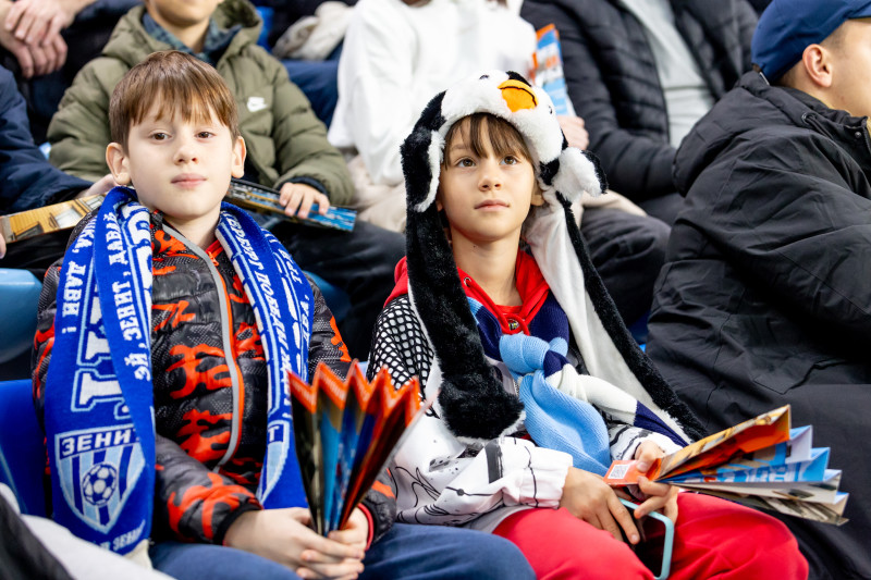 «Все в наших цветах»: болельщики на матче «Зенит»—«Локомотив»