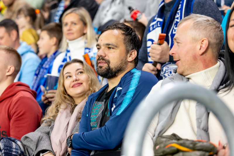 «Все в наших цветах»: болельщики на матче «Зенит»—«Локомотив»