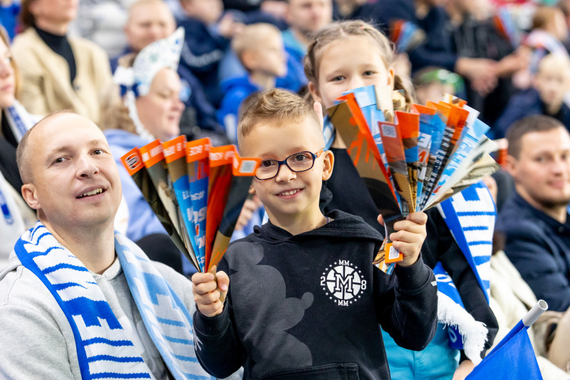 «Все в наших цветах»: болельщики на матче «Зенит»—«Локомотив»