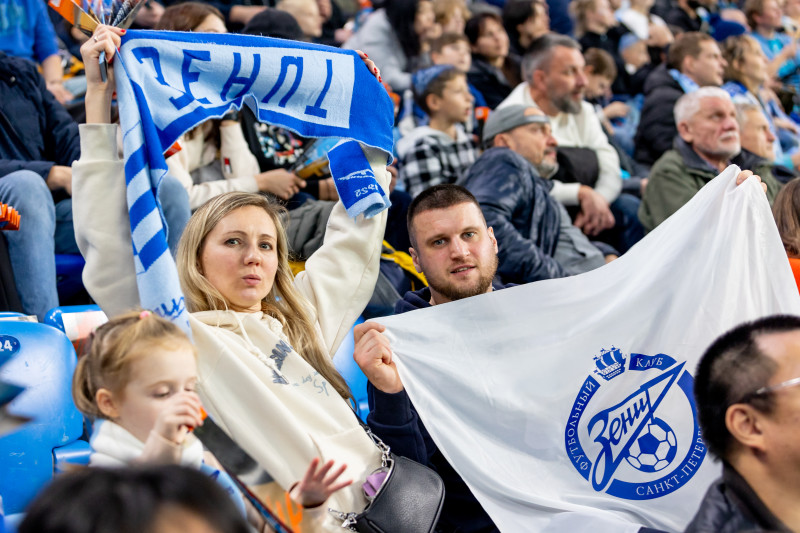 «Все в наших цветах»: болельщики на матче «Зенит»—«Локомотив»