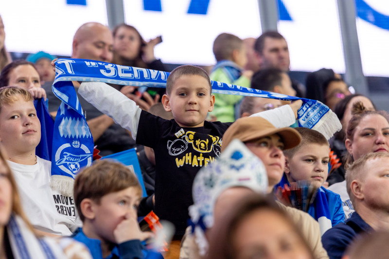 «Все в наших цветах»: болельщики на матче «Зенит»—«Локомотив»