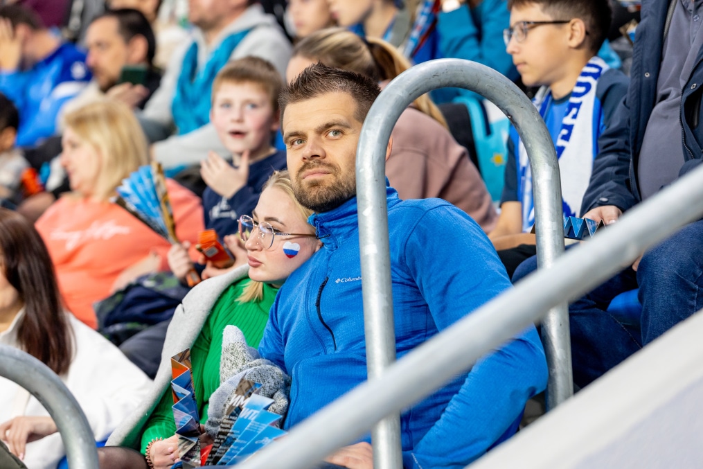 «Все в наших цветах»: болельщики на матче «Зенит»—«Локомотив»