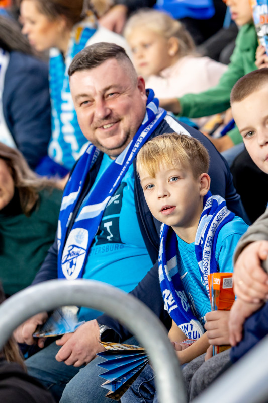 «Все в наших цветах»: болельщики на матче «Зенит»—«Локомотив»