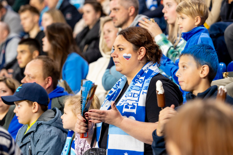 «Все в наших цветах»: болельщики на матче «Зенит»—«Локомотив»