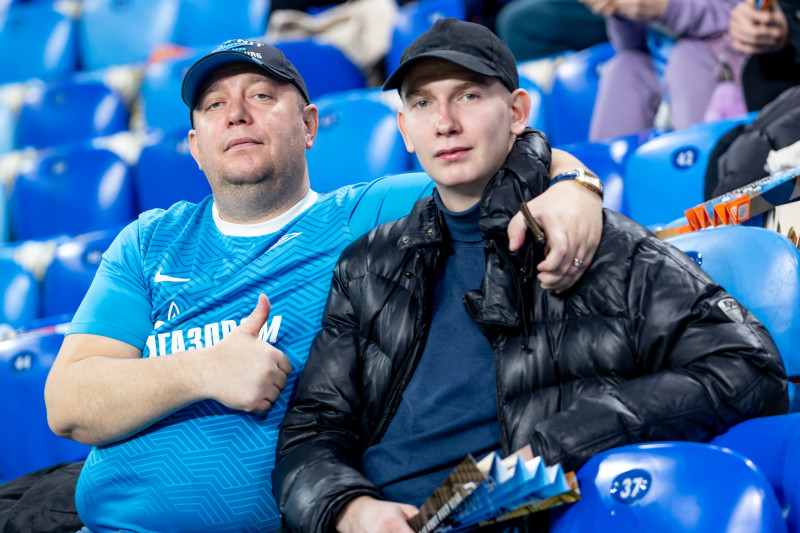«Все в наших цветах»: болельщики на матче «Зенит»—«Локомотив»