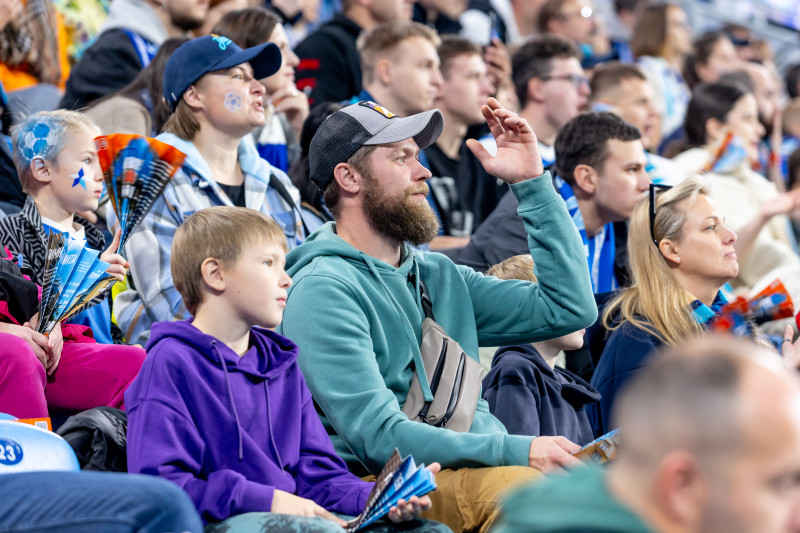 «Все в наших цветах»: болельщики на матче «Зенит»—«Локомотив»