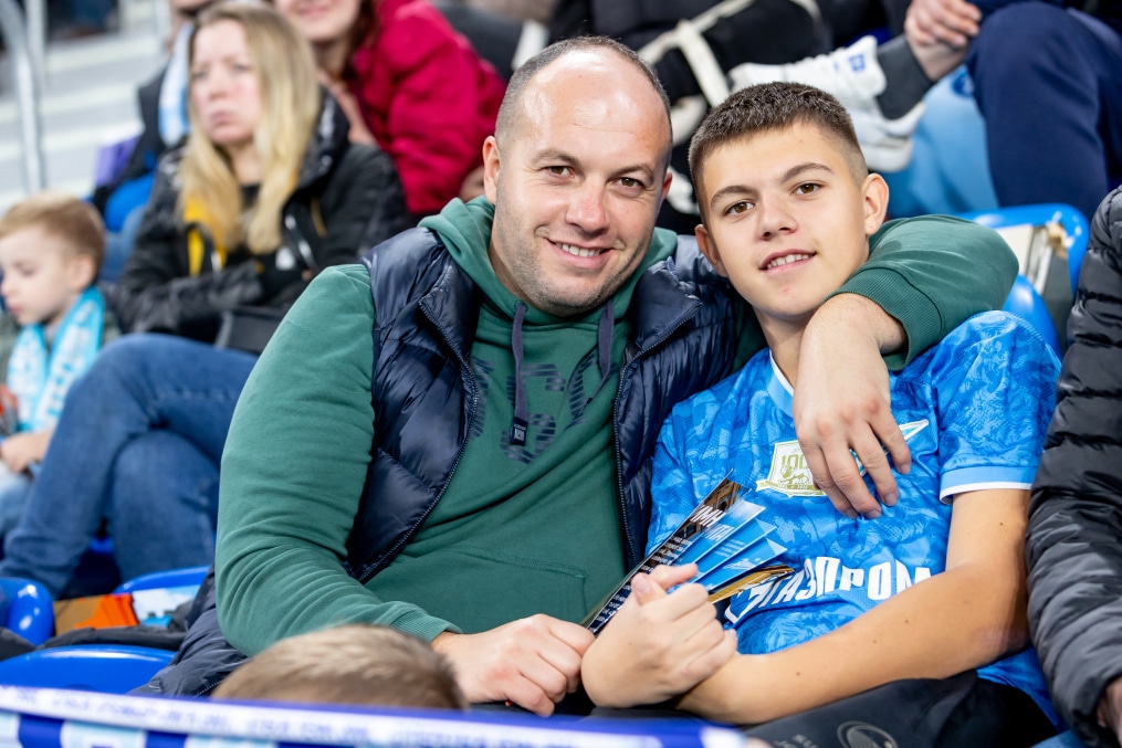 «Все в наших цветах»: болельщики на матче «Зенит»—«Локомотив»