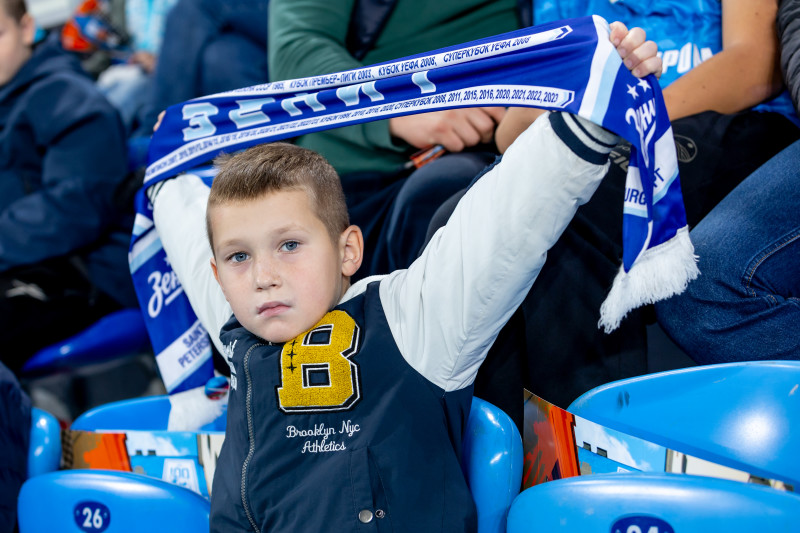«Все в наших цветах»: болельщики на матче «Зенит»—«Локомотив»