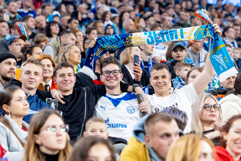 «Все в наших цветах»: болельщики на матче «Зенит»—«Локомотив»