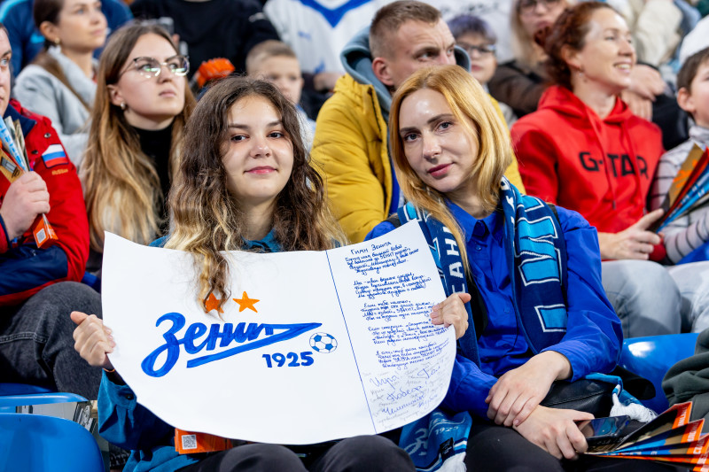 «Все в наших цветах»: болельщики на матче «Зенит»—«Локомотив»