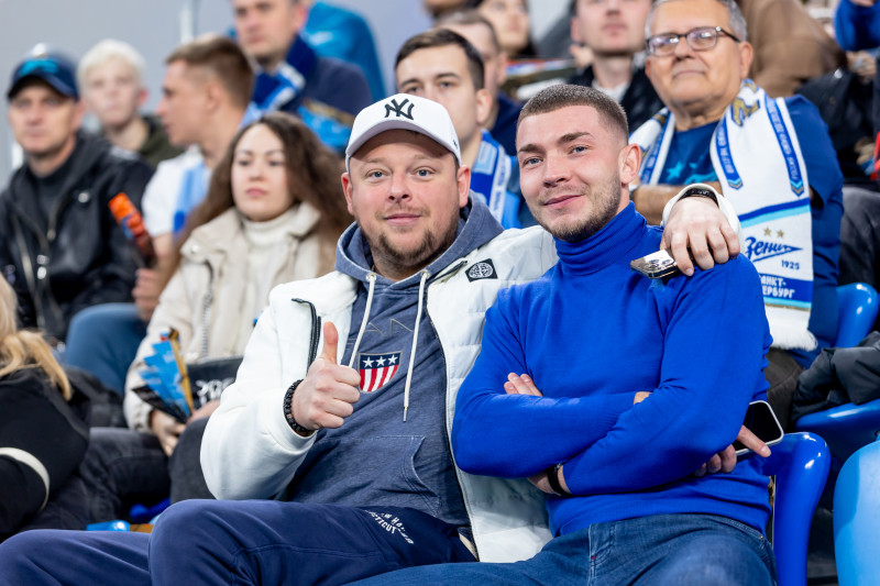 «Все в наших цветах»: болельщики на матче «Зенит»—«Локомотив»