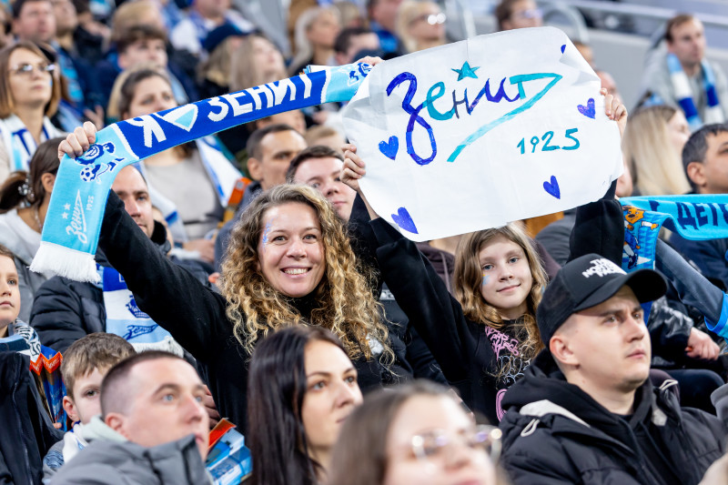«Все в наших цветах»: болельщики на матче «Зенит»—«Локомотив»