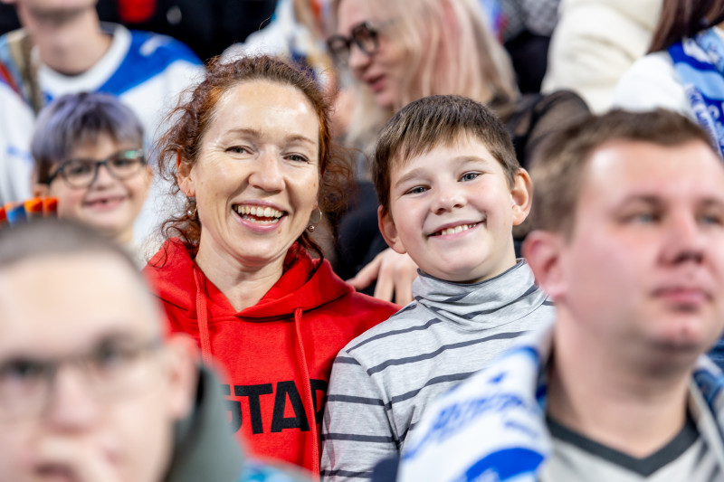 «Все в наших цветах»: болельщики на матче «Зенит»—«Локомотив»