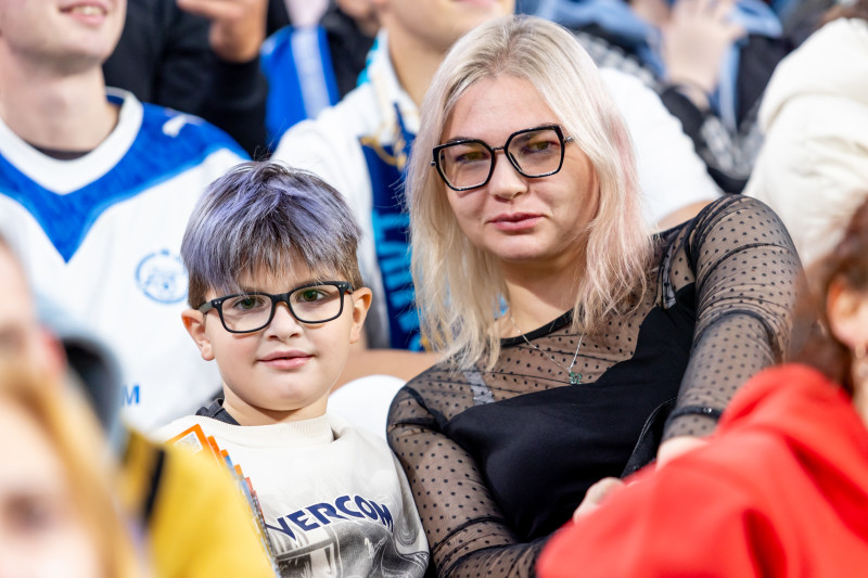 «Все в наших цветах»: болельщики на матче «Зенит»—«Локомотив»