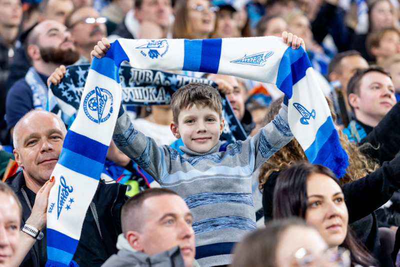 «Все в наших цветах»: болельщики на матче «Зенит»—«Локомотив»