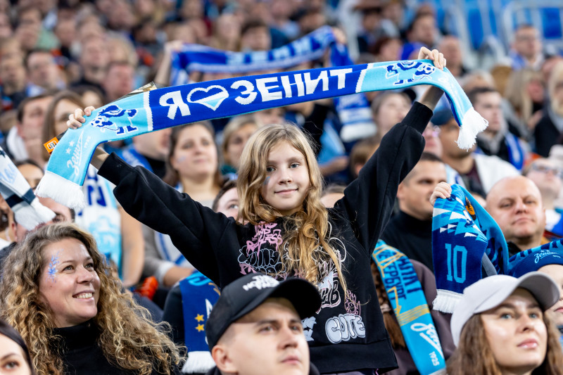 «Все в наших цветах»: болельщики на матче «Зенит»—«Локомотив»