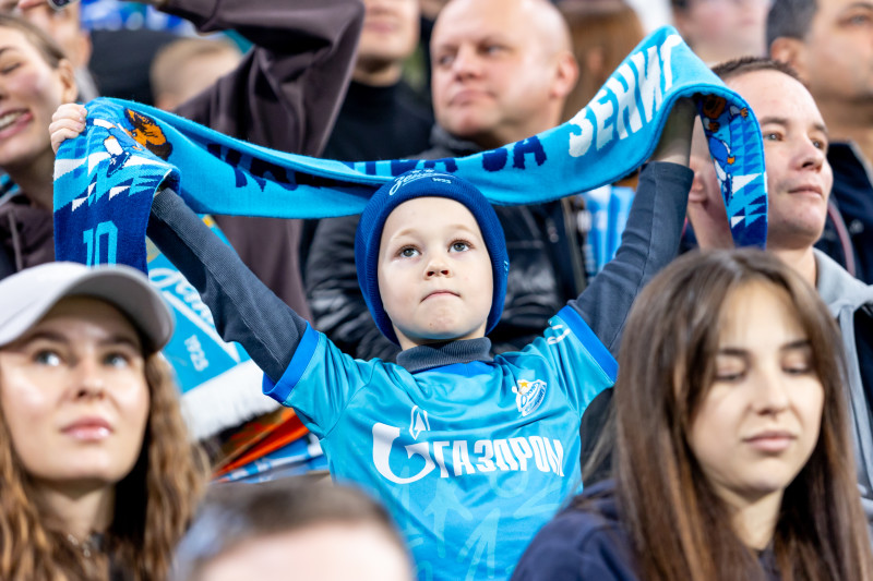 «Все в наших цветах»: болельщики на матче «Зенит»—«Локомотив»