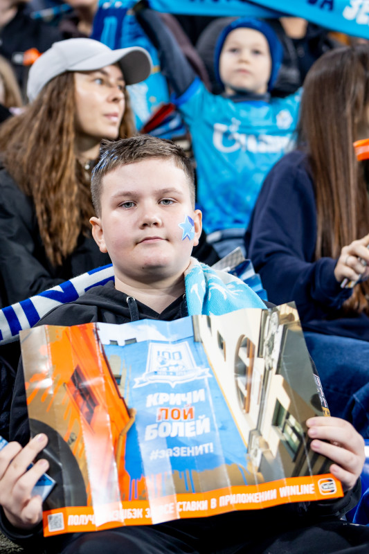 «Все в наших цветах»: болельщики на матче «Зенит»—«Локомотив»