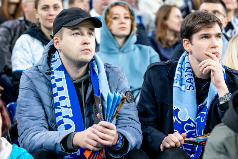 «Все в наших цветах»: болельщики на матче «Зенит»—«Локомотив»