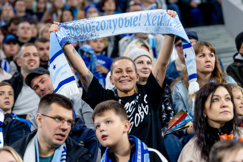 «Все в наших цветах»: болельщики на матче «Зенит»—«Локомотив»