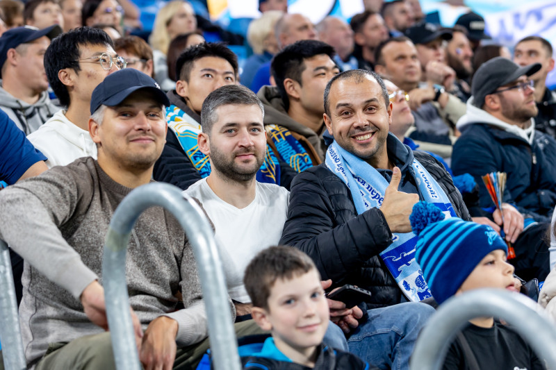 «Все в наших цветах»: болельщики на матче «Зенит»—«Локомотив»