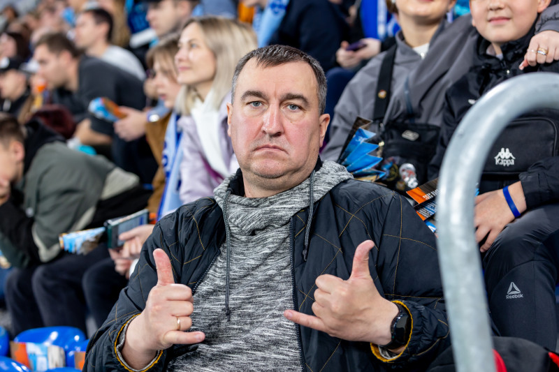 «Все в наших цветах»: болельщики на матче «Зенит»—«Локомотив»