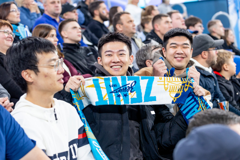 «Все в наших цветах»: болельщики на матче «Зенит»—«Локомотив»