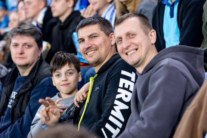 «Все в наших цветах»: болельщики на матче «Зенит»—«Локомотив»