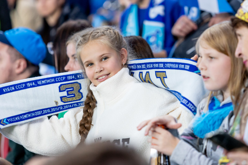 «Все в наших цветах»: болельщики на матче «Зенит»—«Локомотив»