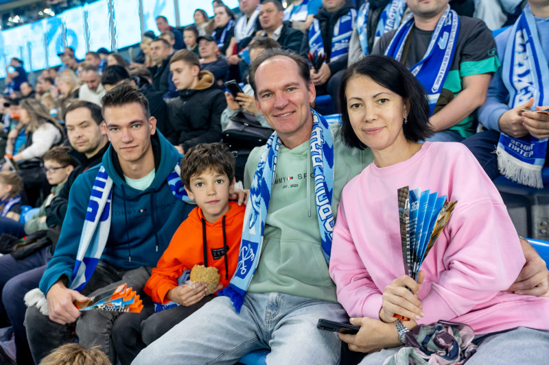 «Все в наших цветах»: болельщики на матче «Зенит»—«Локомотив»