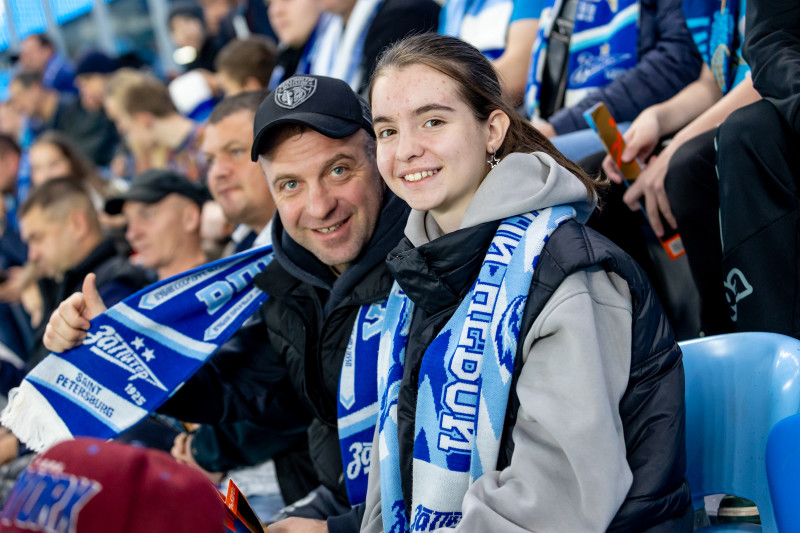 «Все в наших цветах»: болельщики на матче «Зенит»—«Локомотив»