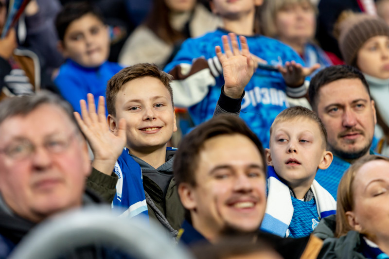 «Все в наших цветах»: болельщики на матче «Зенит»—«Локомотив»