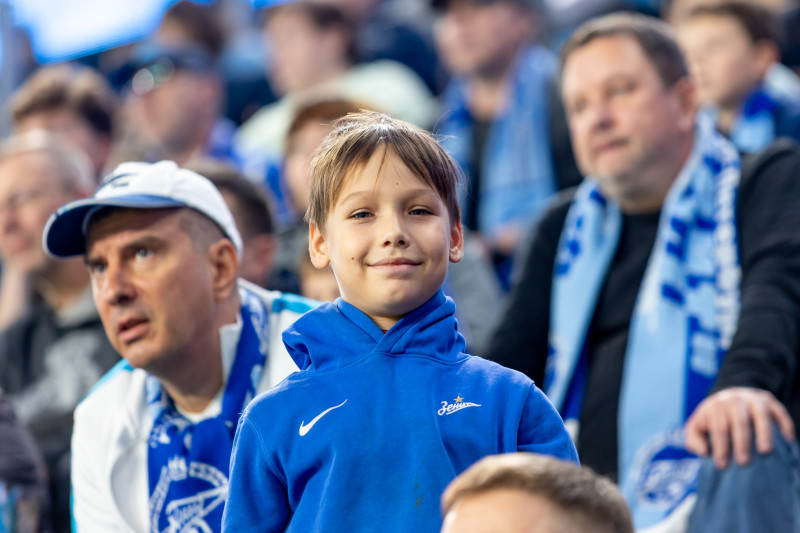 «Все в наших цветах»: болельщики на матче «Зенит»—«Локомотив»