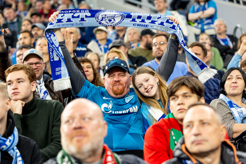 «Все в наших цветах»: болельщики на матче «Зенит»—«Локомотив»