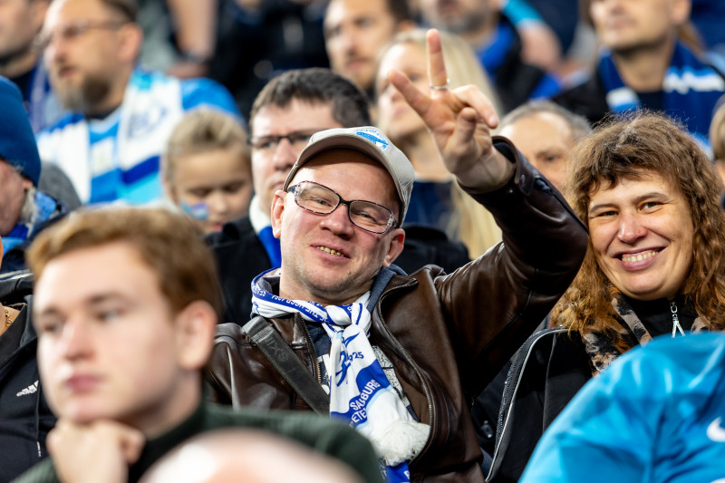 «Все в наших цветах»: болельщики на матче «Зенит»—«Локомотив»