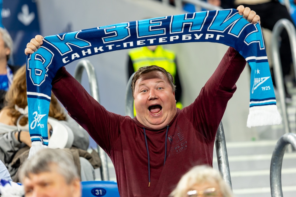 «Все в наших цветах»: болельщики на матче «Зенит»—«Локомотив»