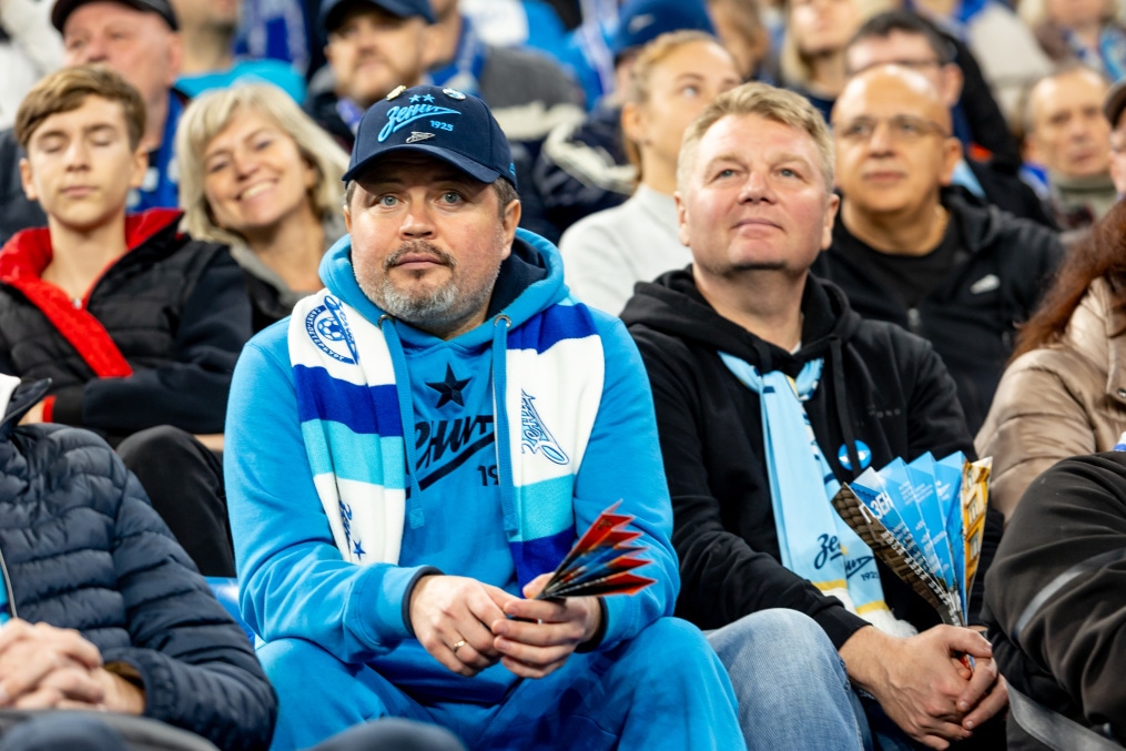 «Все в наших цветах»: болельщики на матче «Зенит»—«Локомотив»