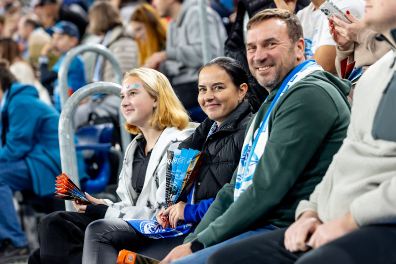 «Все в наших цветах»: болельщики на матче «Зенит»—«Локомотив»