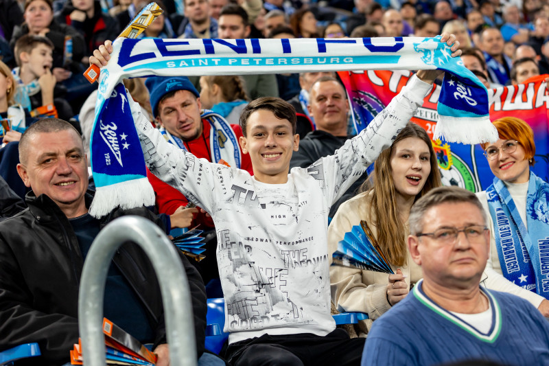 «Все в наших цветах»: болельщики на матче «Зенит»—«Локомотив»