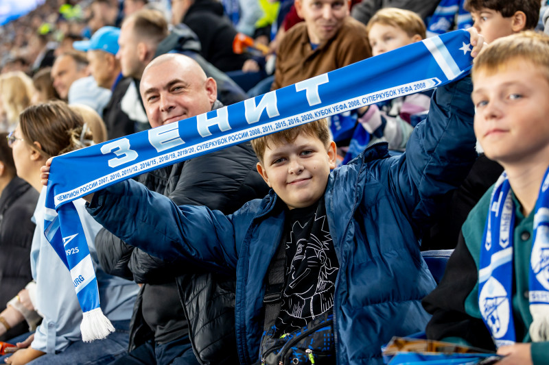 «Все в наших цветах»: болельщики на матче «Зенит»—«Локомотив»