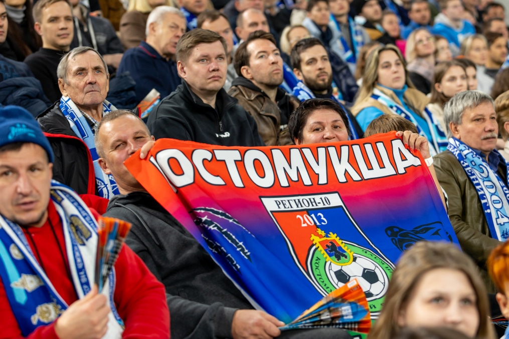 «Все в наших цветах»: болельщики на матче «Зенит»—«Локомотив»