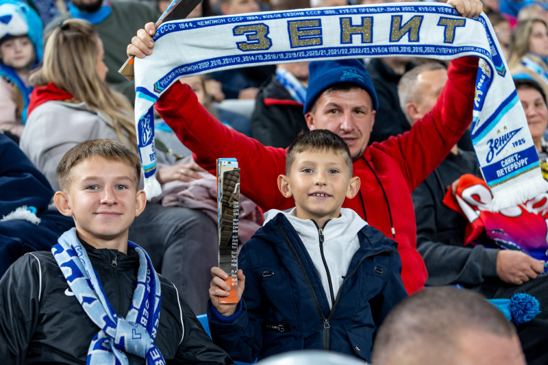«Все в наших цветах»: болельщики на матче «Зенит»—«Локомотив»