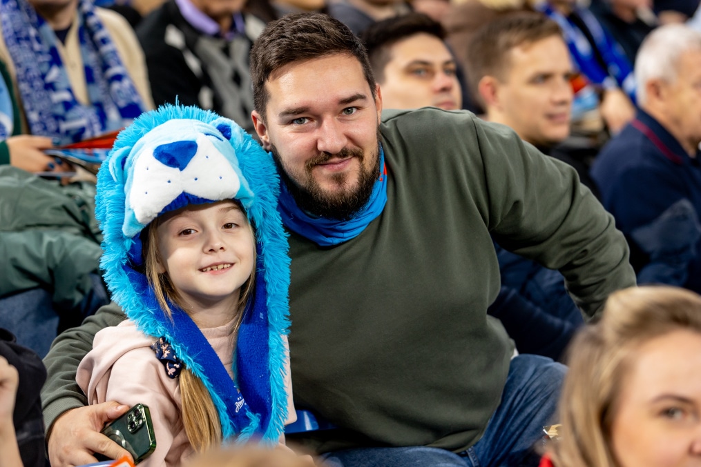 «Все в наших цветах»: болельщики на матче «Зенит»—«Локомотив»