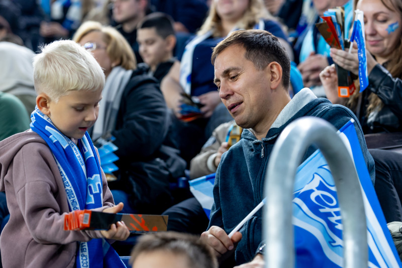 «Все в наших цветах»: болельщики на матче «Зенит»—«Локомотив»