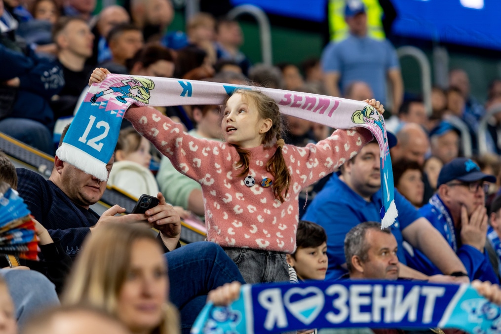 «Все в наших цветах»: болельщики на матче «Зенит»—«Локомотив»