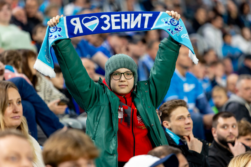 «Все в наших цветах»: болельщики на матче «Зенит»—«Локомотив»