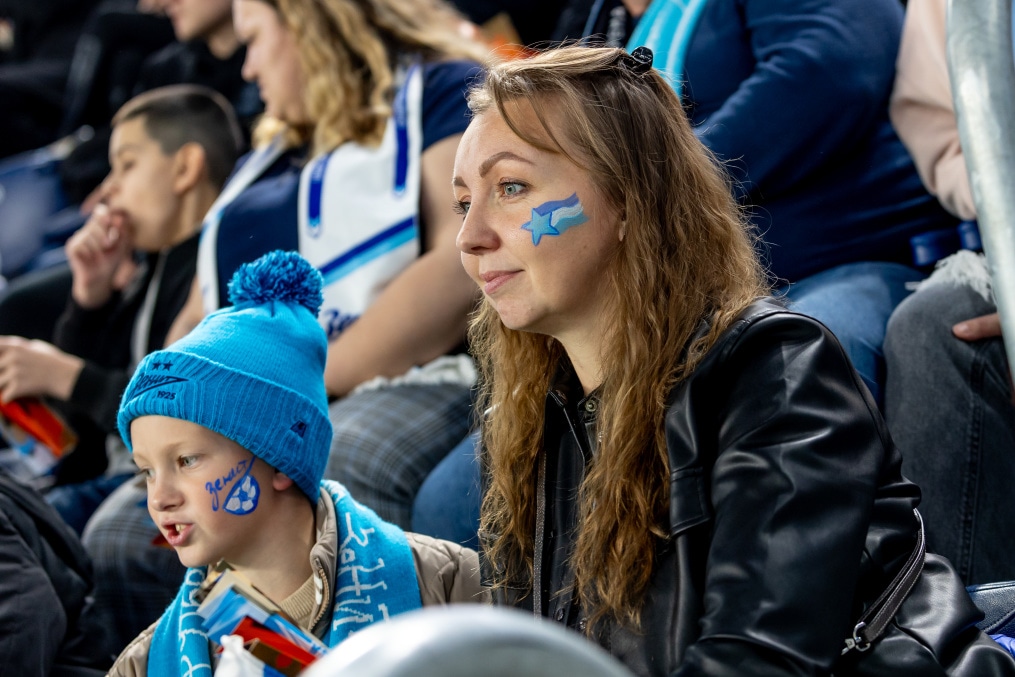 «Все в наших цветах»: болельщики на матче «Зенит»—«Локомотив»