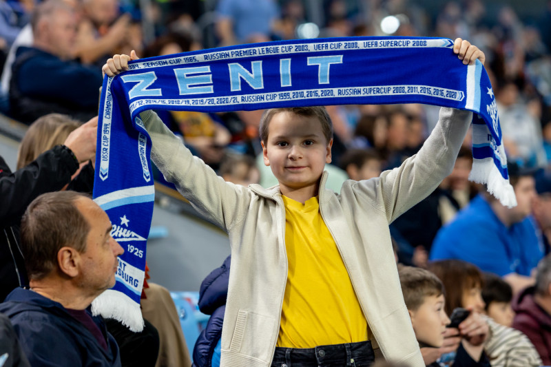 «Все в наших цветах»: болельщики на матче «Зенит»—«Локомотив»