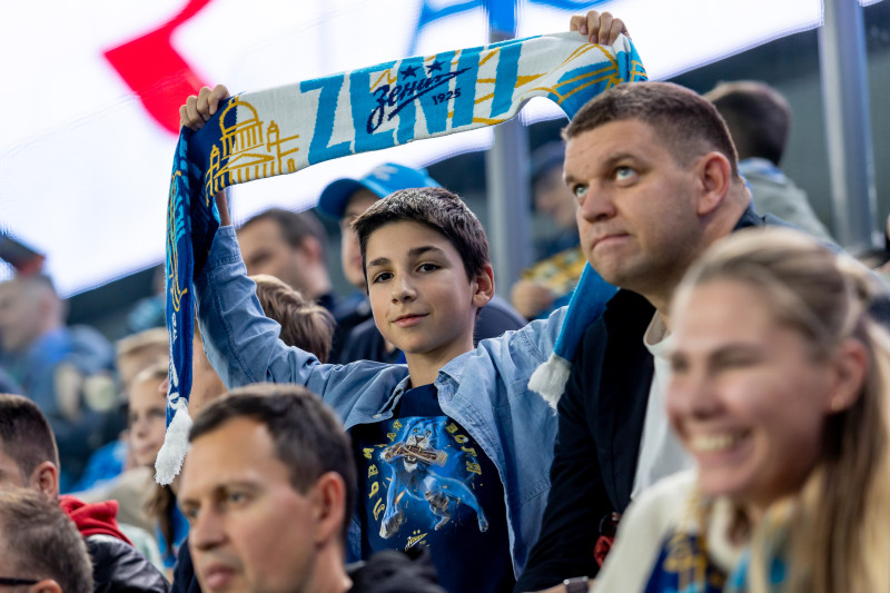 «Все в наших цветах»: болельщики на матче «Зенит»—«Локомотив»